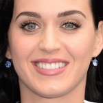 Katy Perry abito TadashiShoji scarpe PedroGarcia orecchini Swarovski 4