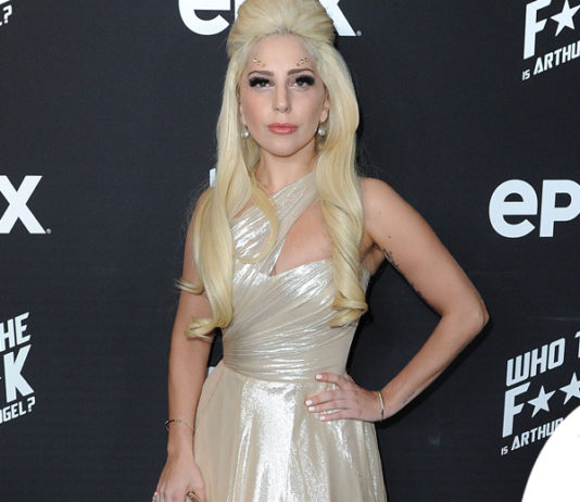 Lady Gaga abito Romona Keveza orecchini clutch Swarovski