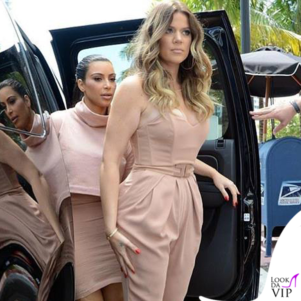 Kim Kardashian abito e sandali Alaia dolcevita Kardashian Kollection clutch Dolce&Gabbana Khloe Kardashian tuta Elisabetta Franchi décolleté Gianvito Rossi