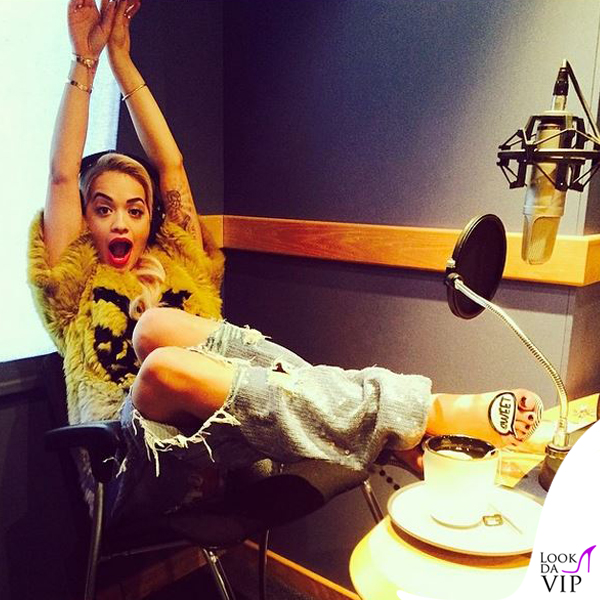 Rita Ora top Just Cavalli jeans Ashish sandali Sophia Webster 3