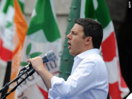 Matteo Renzi Comizio Bergamo camicia bianca
