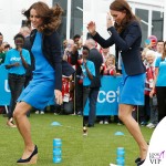 Kate Middleton abito Stella McCartney giacca Smythe zeppe Stuart Weitzman gioielli Cartier Asprey Kiki McDonough 4