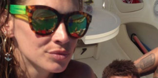Melissa Satta bikini F--K Double occhiali Fendi orecchino Rossella Catapano