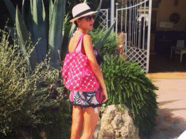 Cristina De Pin bikini e vestito Emamò borsa Cruciani