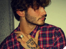 Stefano De Martino camicia Fred Mello tatuaggio SUI GENERIS
