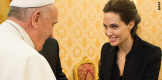 Angelina Jolie udienza Papa Francesco cappotto Saint Laurent 3
