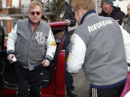 Elton John giacca BBC pantaloni Adidas sneakers Asics