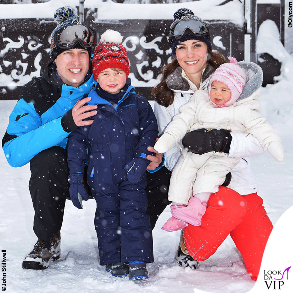 Duchessa Kate Middleton, principessa Charlotte, principe George, duca William sulla neve