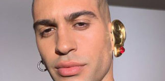 Mahmood ha un orecchio tutto d'oro