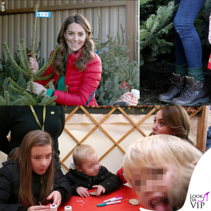 Kate Middleton sceglie l'albero di Natale con il piumino Perfect Moment, il maglione Really Wild e gli scarponcini Berghaus