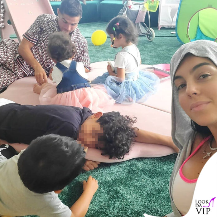cristiano ronaldo gioca con i figli durante il lockdown