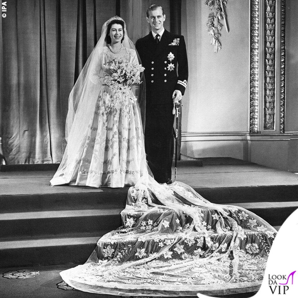 Regina Elisabetta in abito da sposa Sir Norman Hartnell con il Principe Filippo nel giorno del loro matrimonio