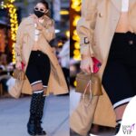Gigi Hadid phone strap pantaloni Louis Vuitton