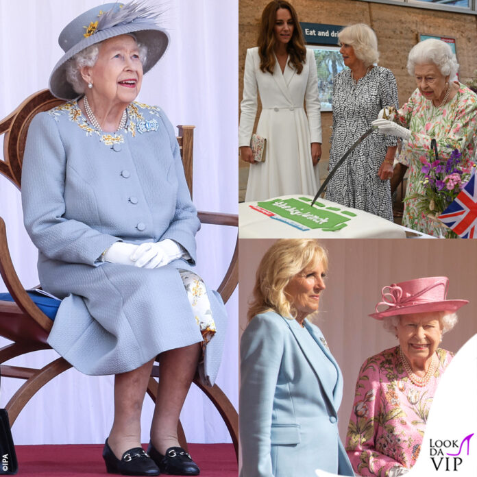 la regina elisabetta con i look floreali per il G7