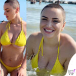 Arisa nuovo look taglio rasato bikini giallo