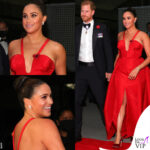 meghan markle con l'abito rosso di carolina herrera dalla scollatura importante