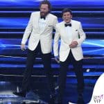 Sanremo 2022 4 serata Gianni Morandi e Jovanotti outfit Armani e Brionii