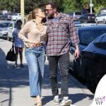Jennifer Lopez y Ben Affleck enamoran con idénticos looks en las calles de Los Ángeles