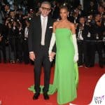 Cannes 2022 7 serata Tina Kunakey abito Valentino scarpe Amina Muaddi Vincent Cassel 1