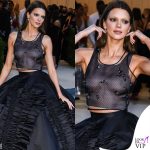 Met Gala 2022 Kendall Jenner abito Prada sopracciglia decolorate