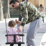 Giorgia Palmas e Filippo Magnini al parco con la figlia Mia 