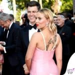 Scarlett Johansson mostra i tatuaggi a Cannes 76 nell'abito Prada