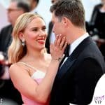 Scarlett Johansson mostra i tatuaggi a Cannes 76 nell'abito Prada