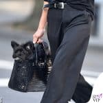 Irina Shayk in nero a New York con il cane nella borsa di Hermès