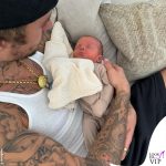Justin Bieber con il biberon allatta una neonata 