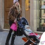Chiara Nasti borsa stivali Hemres berretto Chanel Thiago Zaccagni look Adidas passeggino Cybex