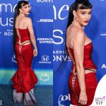 Katy Perry sul red carpet con il look fetish