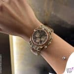 Elettra Lamborghini mostra il nuovo orologio con la leopardanza