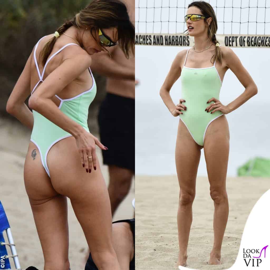 il look di Alessandra Ambrosio per la partita di beach volley