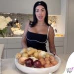 Georgina Rodriguez cucina la frittata di patate con gli occhiali da sole Chanel