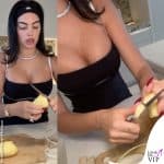 Georgina Rodriguez cucina la frittata di patate con gli occhiali da sole Chanel