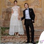 I look di millie bobby brown per il matrimonio in Italia con Jake bongiovi